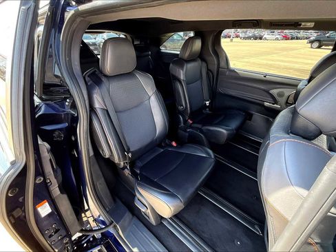 Used 2021 Toyota Sienna XSE image 17