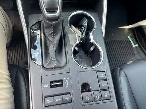 Used 2025 Toyota Highlander XLE AWD/4WD image 13