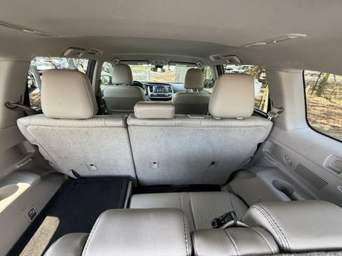 Used 2017 Toyota Highlander Plus FWD image 37