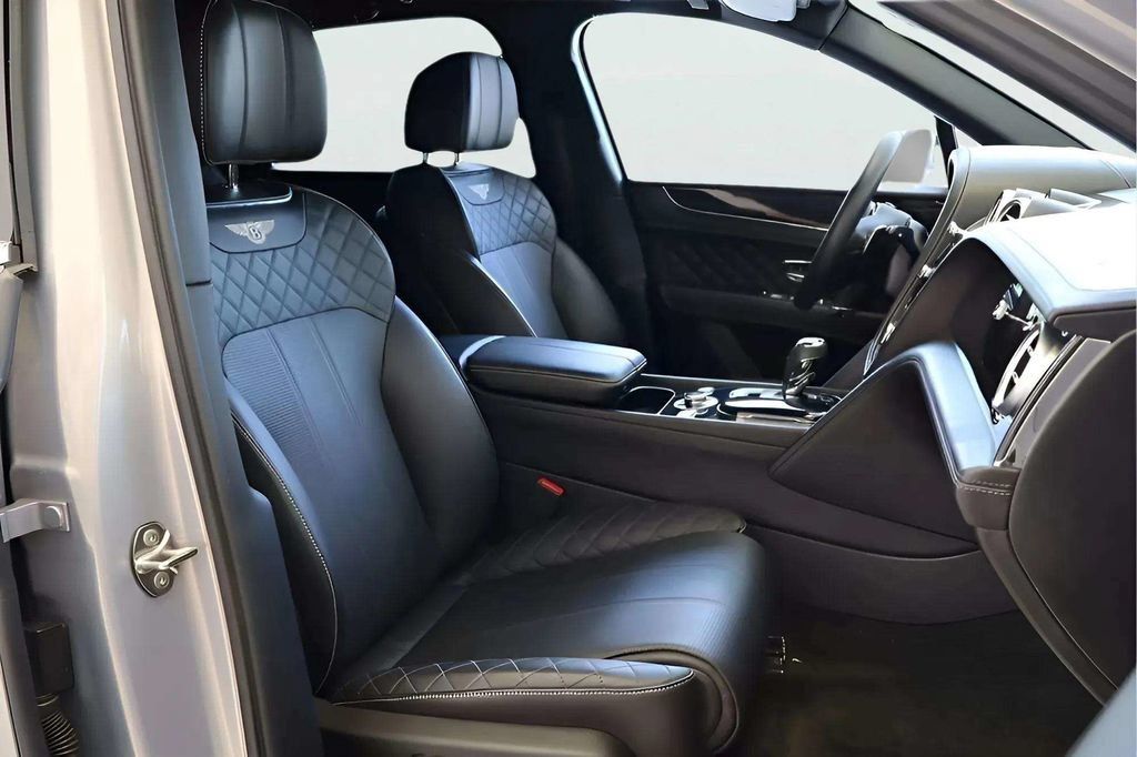 Used 2017 Bentley Bentayga AWD/4WD image 17