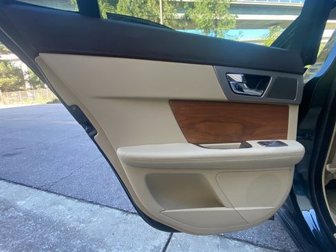 Used 2010 Jaguar XF Luxury image 22