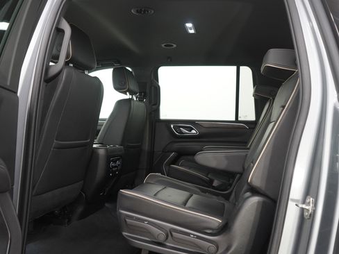 Used 2023 Chevrolet Suburban Premier AWD/4WD image 19