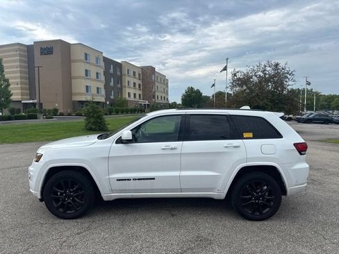 Used 2018 Jeep Grand Cherokee Altitude AWD/4WD image 2