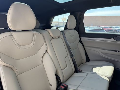 Used 2025 Volvo EX90 Ultra AWD/4WD image 37