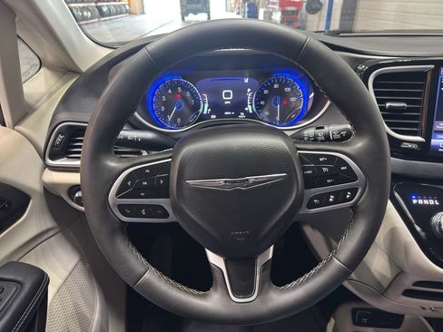 Used 2024 Chrysler Pacifica Touring-L image 22