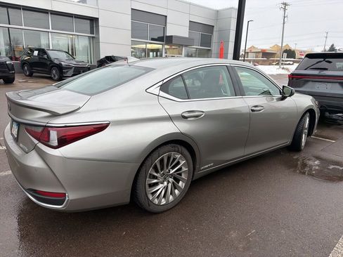 Used 2020 Lexus ES 300h w/ Luxury Package image 9