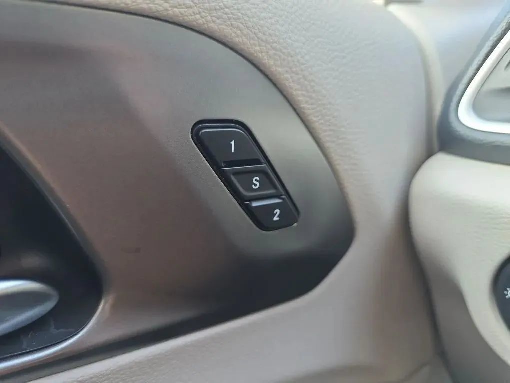 Used 2023 Chrysler Pacifica Touring-L FWD image 23