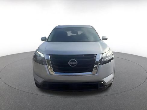Used 2025 Nissan Pathfinder SV image 4
