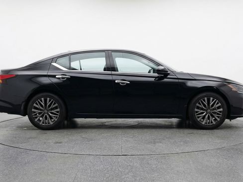 Used 2025 Nissan Altima 2.5 SV FWD image 11