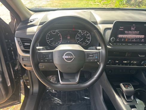 Used 2025 Nissan Rogue SV FWD image 30