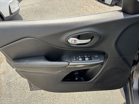Used 2016 Jeep Cherokee Limited FWD image 11
