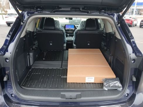 New 2026 Toyota Highlander Platinum image 14