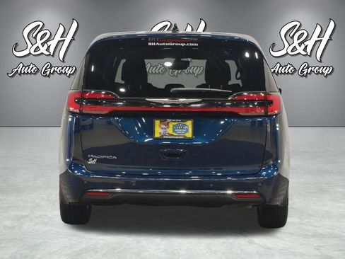 Used 2024 Chrysler Pacifica Touring FWD image 16