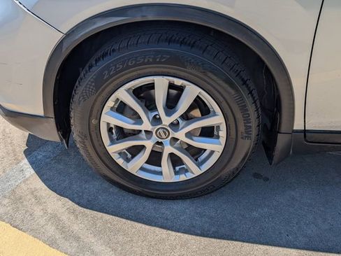 Used 2017 Nissan Rogue SV w/ SV Premium Package image 9