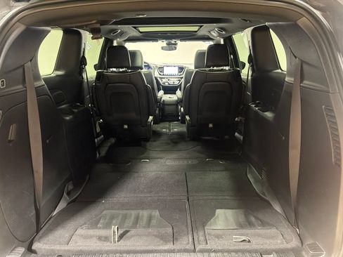 Used 2025 Chrysler Pacifica Limited FWD image 35