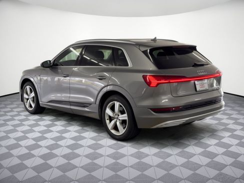 Used 2019 Audi e-tron Prestige w/ Prestige Package AWD/4WD image 3