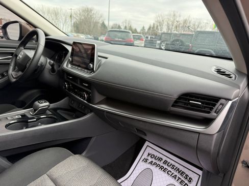 Used 2025 Nissan Rogue SV image 23