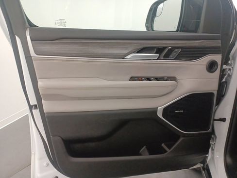 Used 2024 Jeep Wagoneer L Series II RWD image 17
