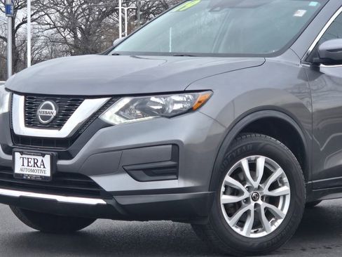 Used 2019 Nissan Rogue SV image 2