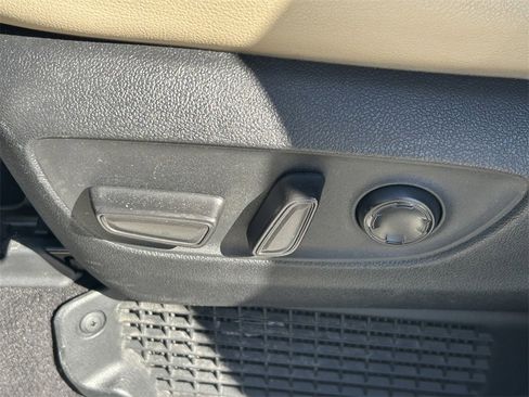 Used 2022 Toyota Sienna Limited image 31