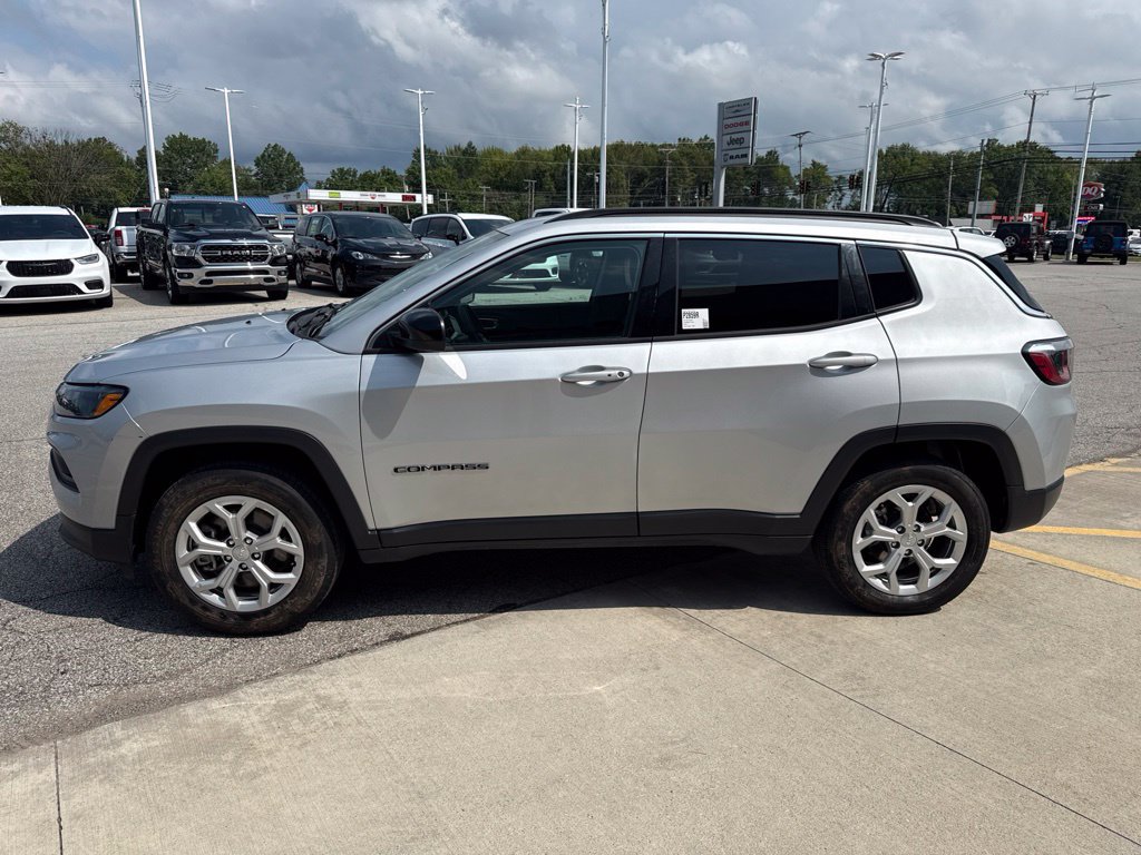 Used 2024 Jeep Compass Latitude AWD/4WD image 9