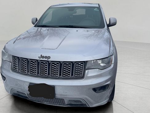 Used 2017 Jeep Grand Cherokee Altitude image 3