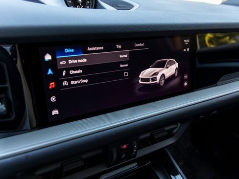 Certified 2025 Porsche Cayenne Coupe image 38