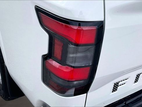 Used 2024 Nissan Frontier SV RWD image 23