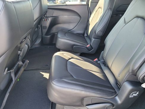 New 2026 Chrysler Pacifica Select image 8