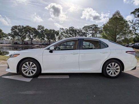 Used 2020 Toyota Camry LE image 2