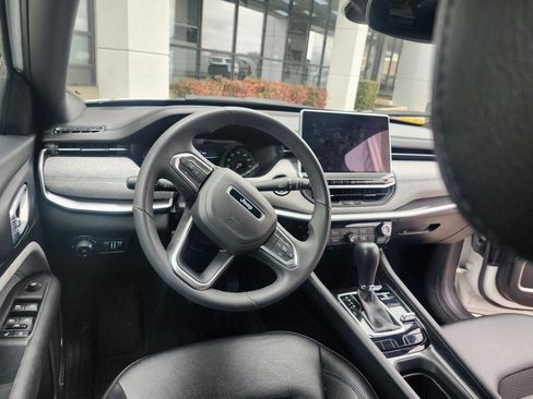 Used 2024 Jeep Compass Latitude image 11