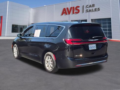 Used 2025 Chrysler Pacifica Select FWD image 9