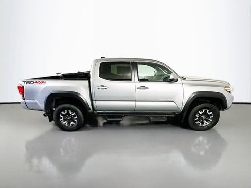 Used 2017 Toyota Tacoma TRD Off-Road AWD/4WD image 8