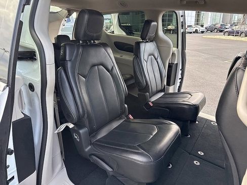 Used 2024 Chrysler Pacifica Touring-L image 15