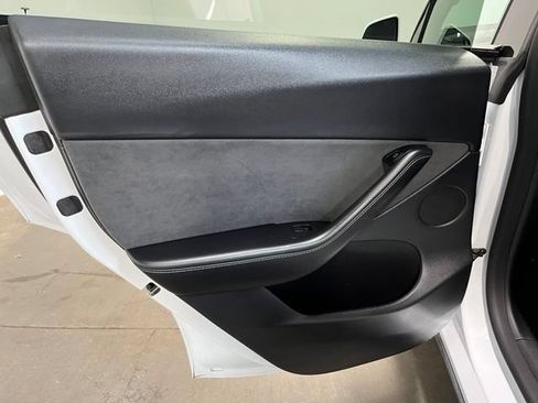 Used 2022 Tesla Model Y Long Range AWD/4WD image 16