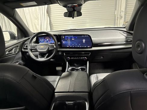 Used 2025 Chevrolet Traverse LT FWD image 14