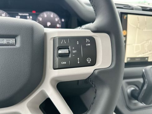 Used 2025 Land Rover Defender 90 S image 28