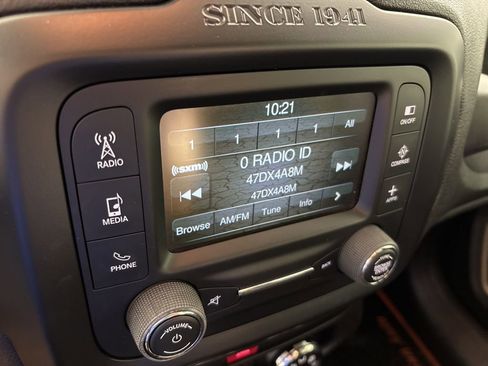Used 2016 Jeep Renegade 75th Anniversary FWD image 33
