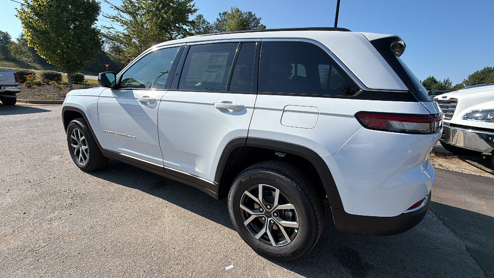New 2027 Jeep Grand Cherokee Laredo RWD image 10