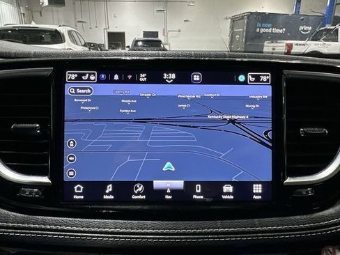 Used 2025 Chrysler Pacifica Limited image 24