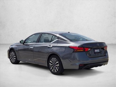 Used 2025 Nissan Altima 2.5 SV FWD image 8