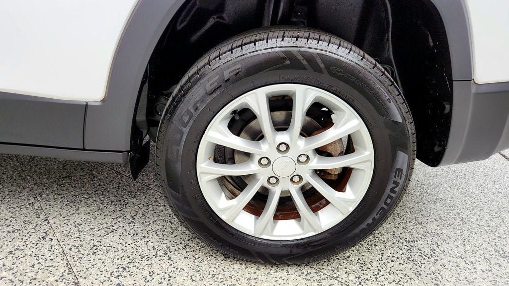 Used 2019 Jeep Cherokee Latitude w/ Cold Weather Group FWD image 9