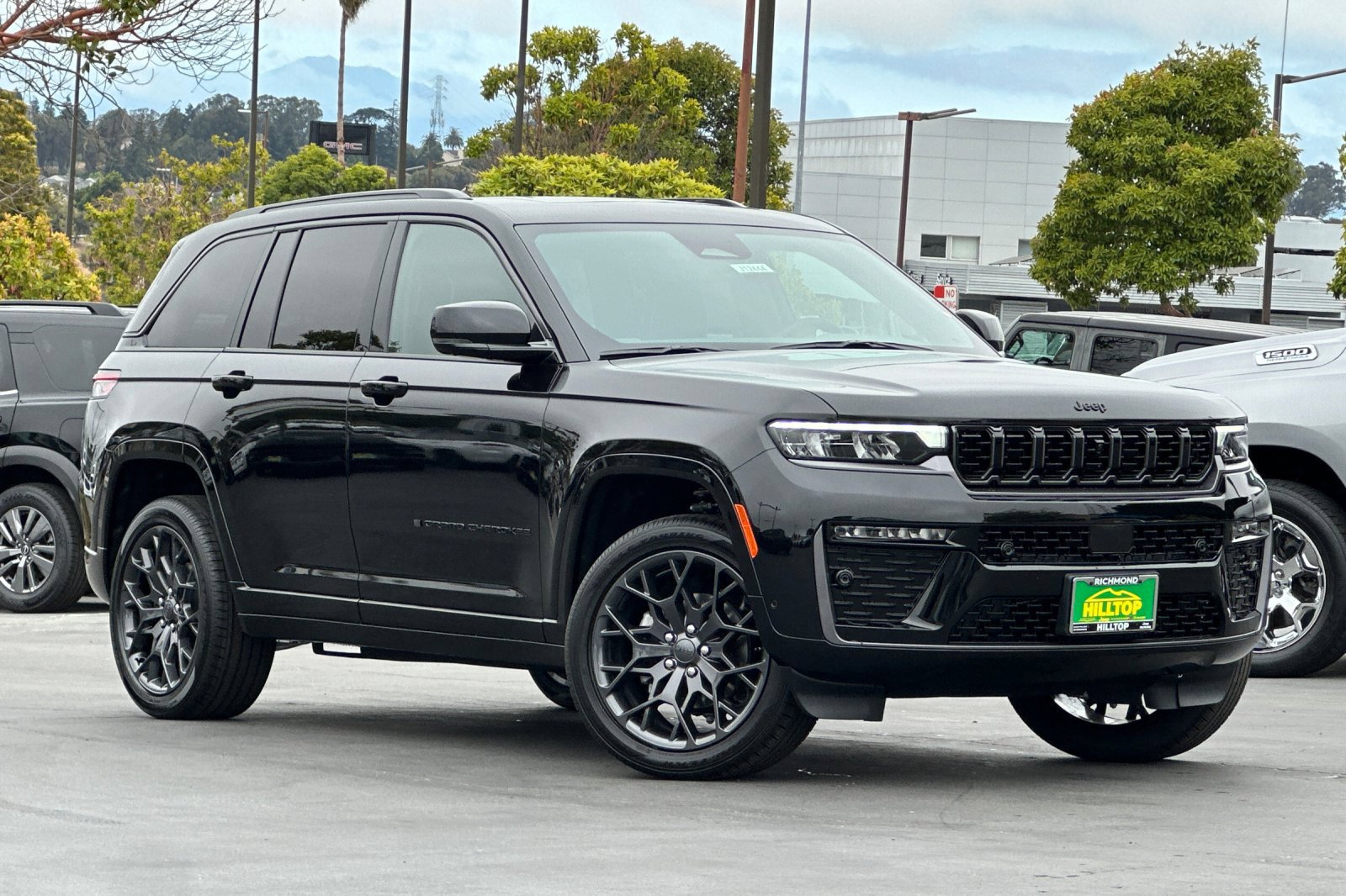 New 2026 Jeep Grand Cherokee Summit w/ Obsidian Package AWD/4WD image 2