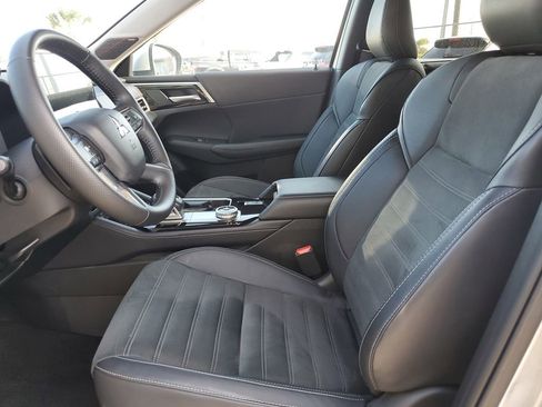 Used 2025 Mitsubishi Outlander SE image 15