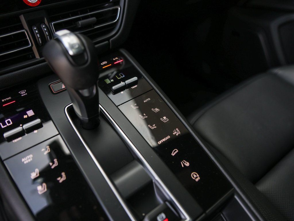 Certified 2026 Porsche Macan AWD/4WD image 24