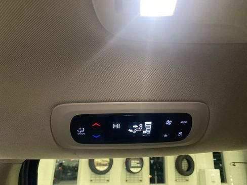 Used 2021 Chrysler Pacifica Touring-L image 34