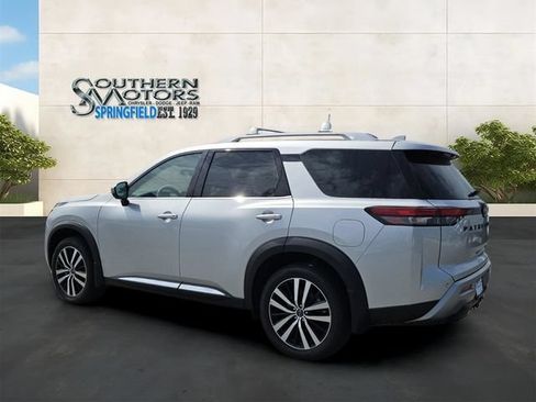 Used 2025 Nissan Pathfinder Platinum w/ Black Appearance Package FWD image 3