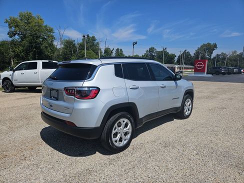 Used 2024 Jeep Compass Latitude AWD/4WD image 5