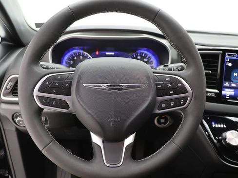 Used 2025 Chrysler Pacifica Select FWD image 16