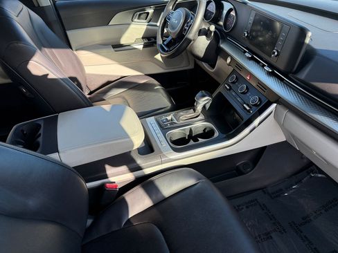 Used 2024 Kia Carnival LX image 18